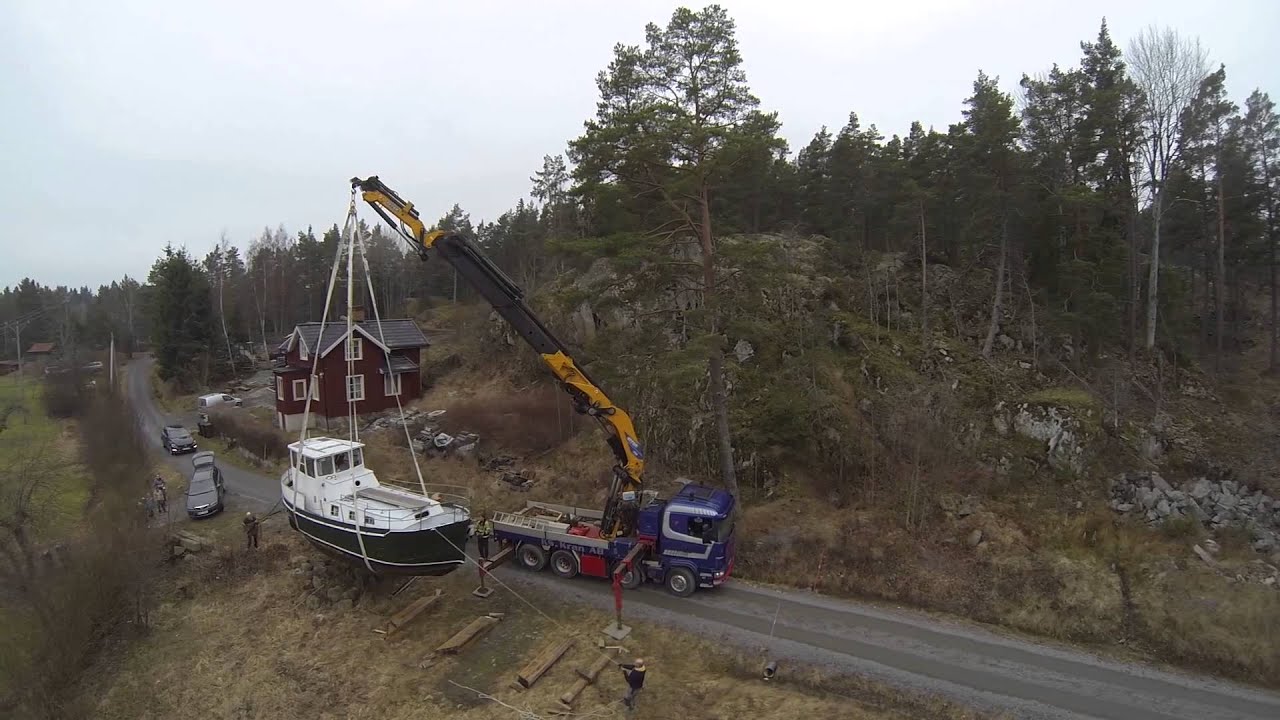 KS Kran lyfter en st&aring;lb&aring;t 20140302