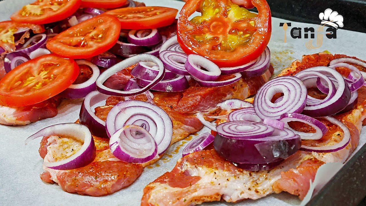 Узнала в ресторане 😋 Делюсь с вами рецептом - свиная шейка из духовки с летним салатом