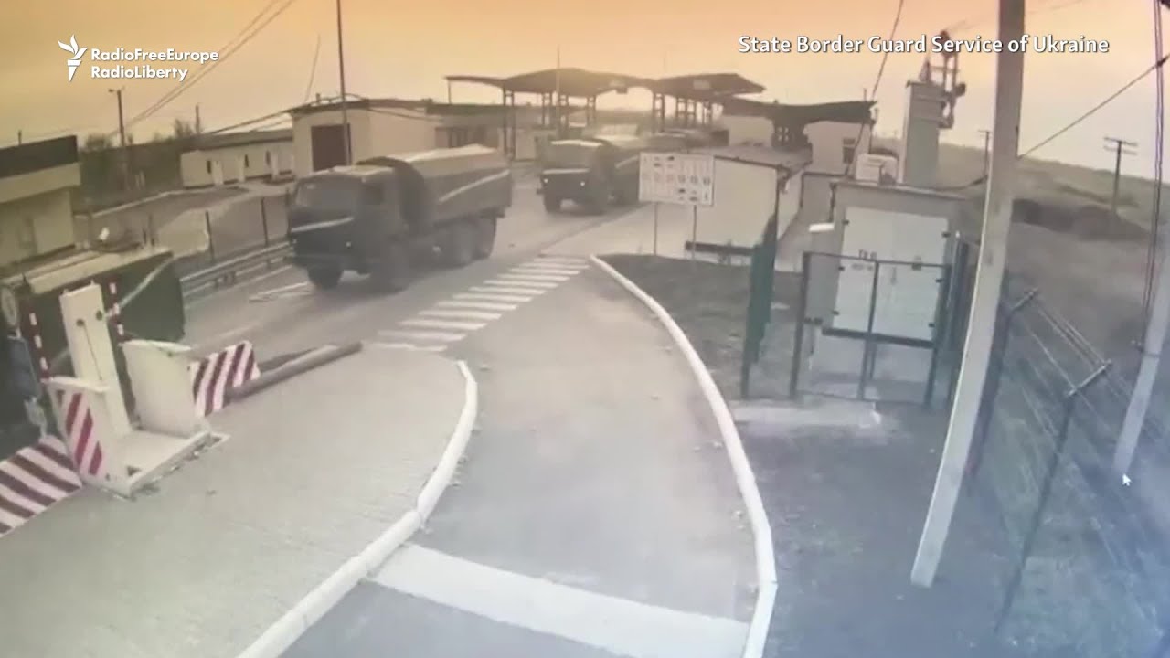 Russian Tanks, Military Vehicles Roll Through Crimean Checkpoint