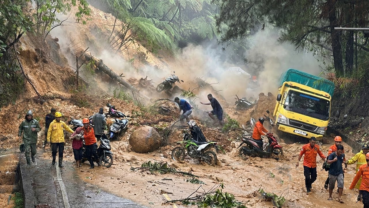 INNALILLAHI !!! BERITA DUKA SEKARANG INI, Longsor di Sitinjau Lauik Pemotor Dan Truk Jadi K0rban