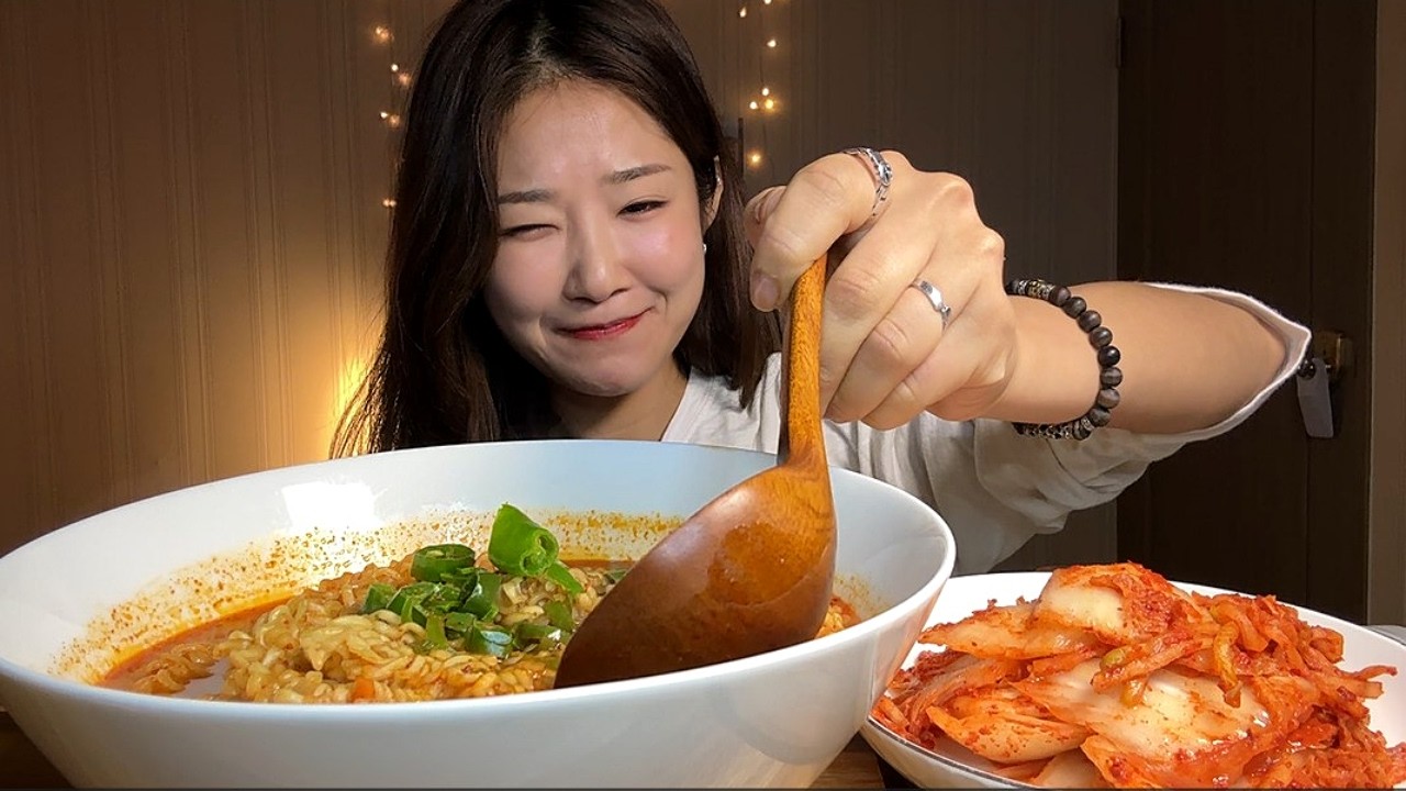 겉절이에 청양고추 숭숭 넣은 얼큰한 진라면 먹방🔥 국물이 시원하네요! | SPICY RAMEN ASMR MUKBANG