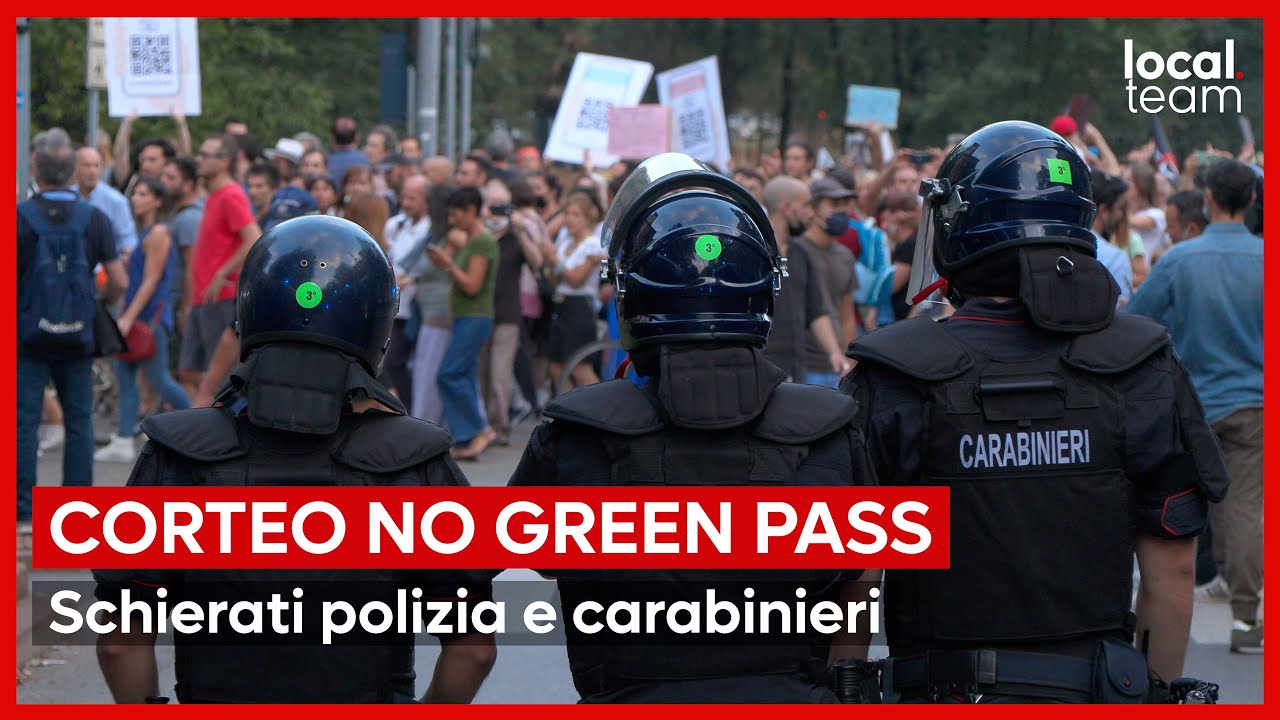 No Green Pass, il corteo. Polizia in assetto antisommossa, ma la manifestazione non viene bloccata