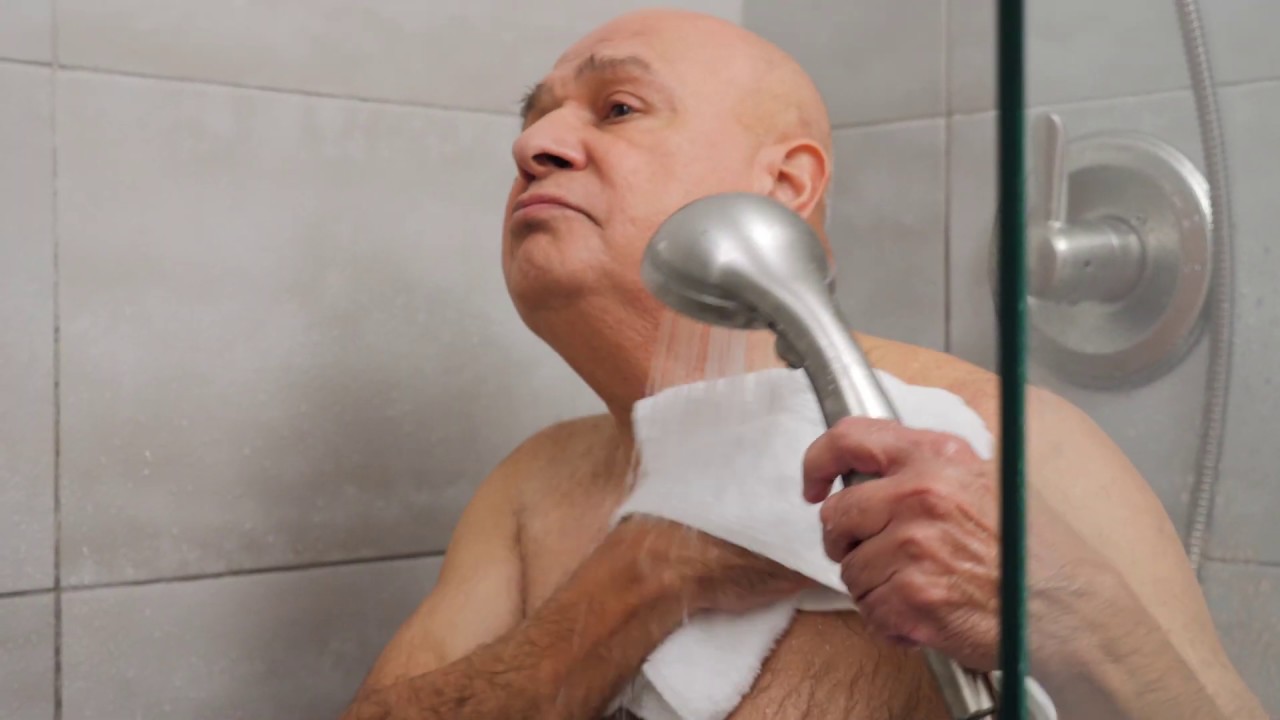 Comment aider quelqu'un à prendre une douche