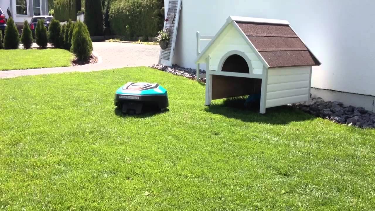 Rasenm&auml;herroboter R40Li parkt in Garage