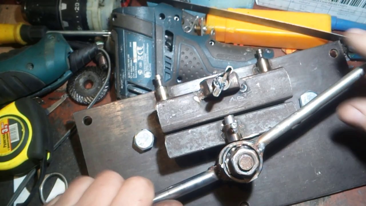 Из металлолома станок для развода ленточных пил. From scrap metal a machine for setting band saws.