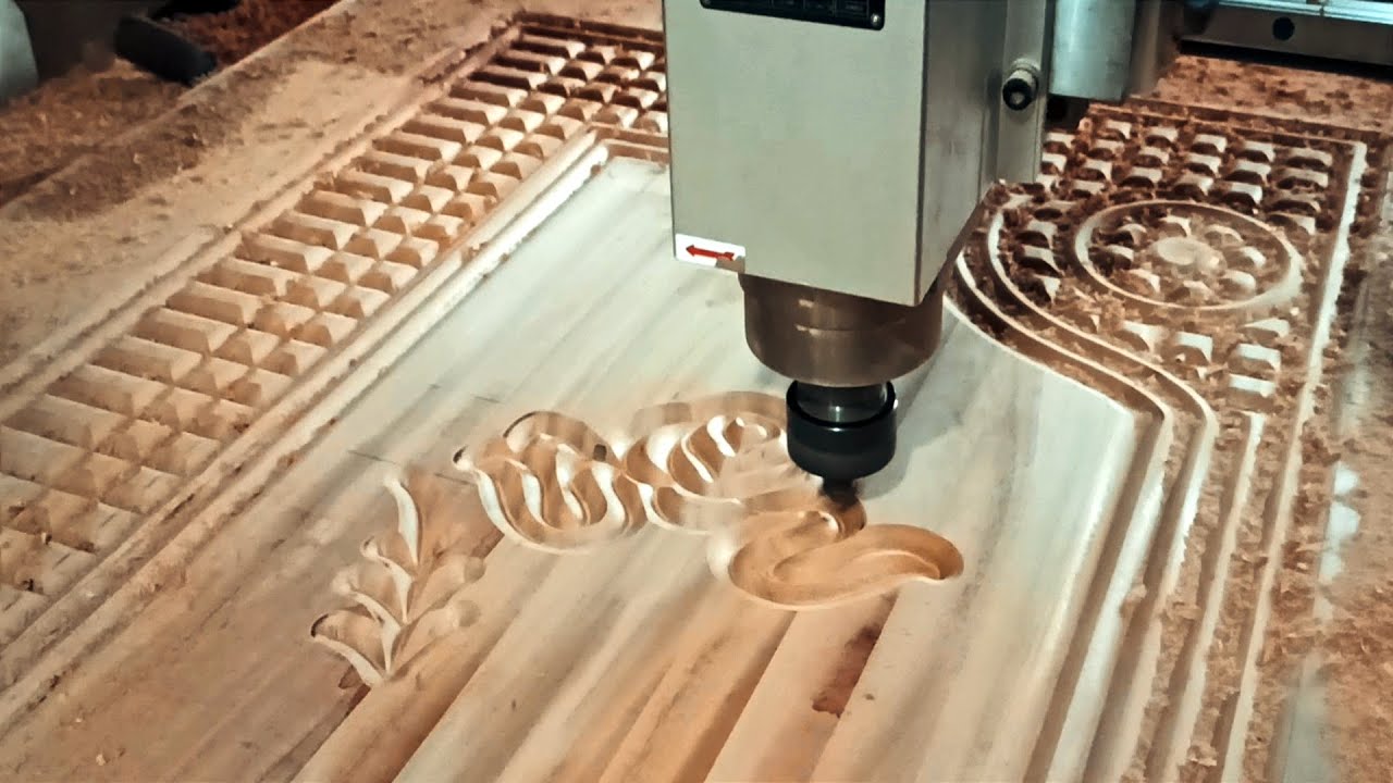 Piękno rzeźbienia w drewnie za pomocą robota CNC | Tworzenie ekskluzywnych projekt&oacute;w drzwi stolar...
