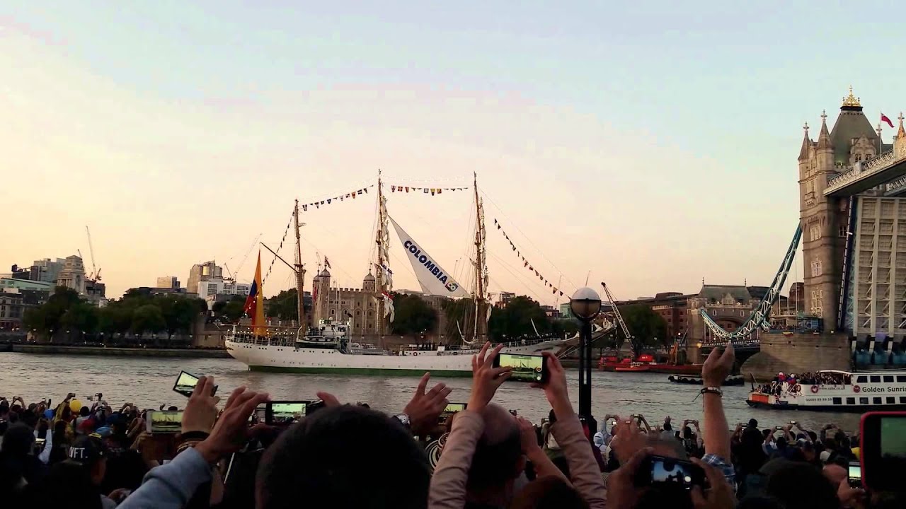 Buque escuela colombiano ARG Gloria cruzando el Tower Bridge, Londres 2015