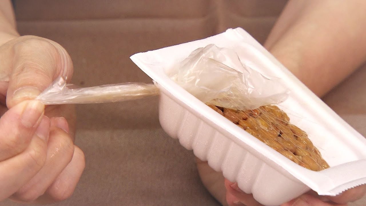 【SNSで話題の裏技】日常のプチストレス解決方法！ 納豆フィルムベタベタ問題や 密閉ボトルしょう油の使い切り… これはスゴイ！ 知れば幸せになる、すぐに試せるアイデア8選