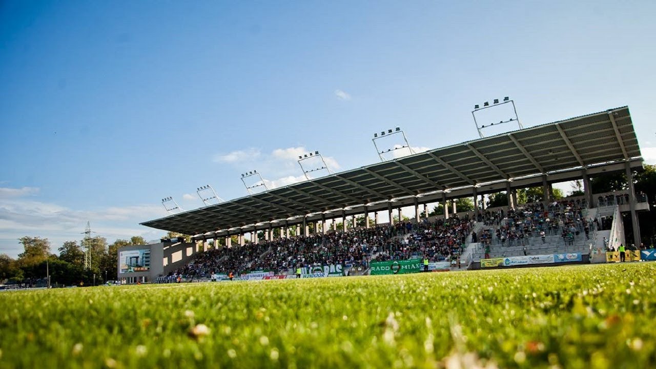 Niesamowity doping kibiców Radomiaka na meczu z Gwardią Koszalin. NA DWIE TRYBUNY!