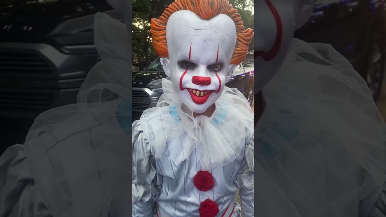 ПЕННИВАЙЗ прибывает на Krewe of Boo Parade 2025 в Новый Орлеан! #хеллоуин #клоун #шорты #мило #дети
