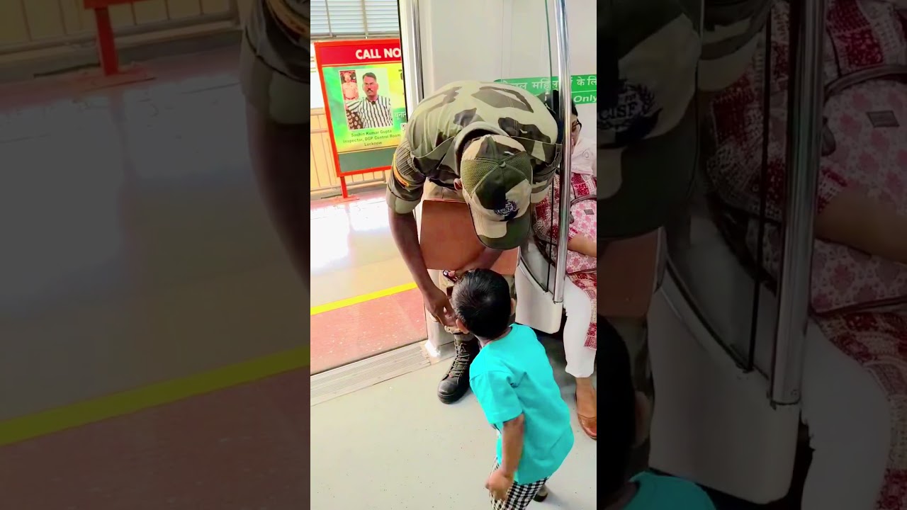जहाँ सम्मान उम्र नहीं, संस्कार देखते हैं। A heartwarming moment at Delhi Metro.