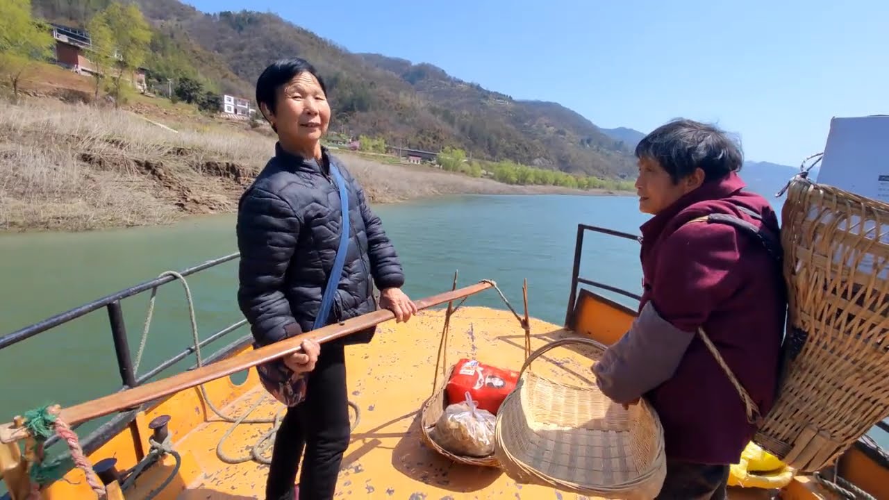 从陕西紫阳码头坐船到洞河水乡，汉江江畔风景秀丽，票价只要5元