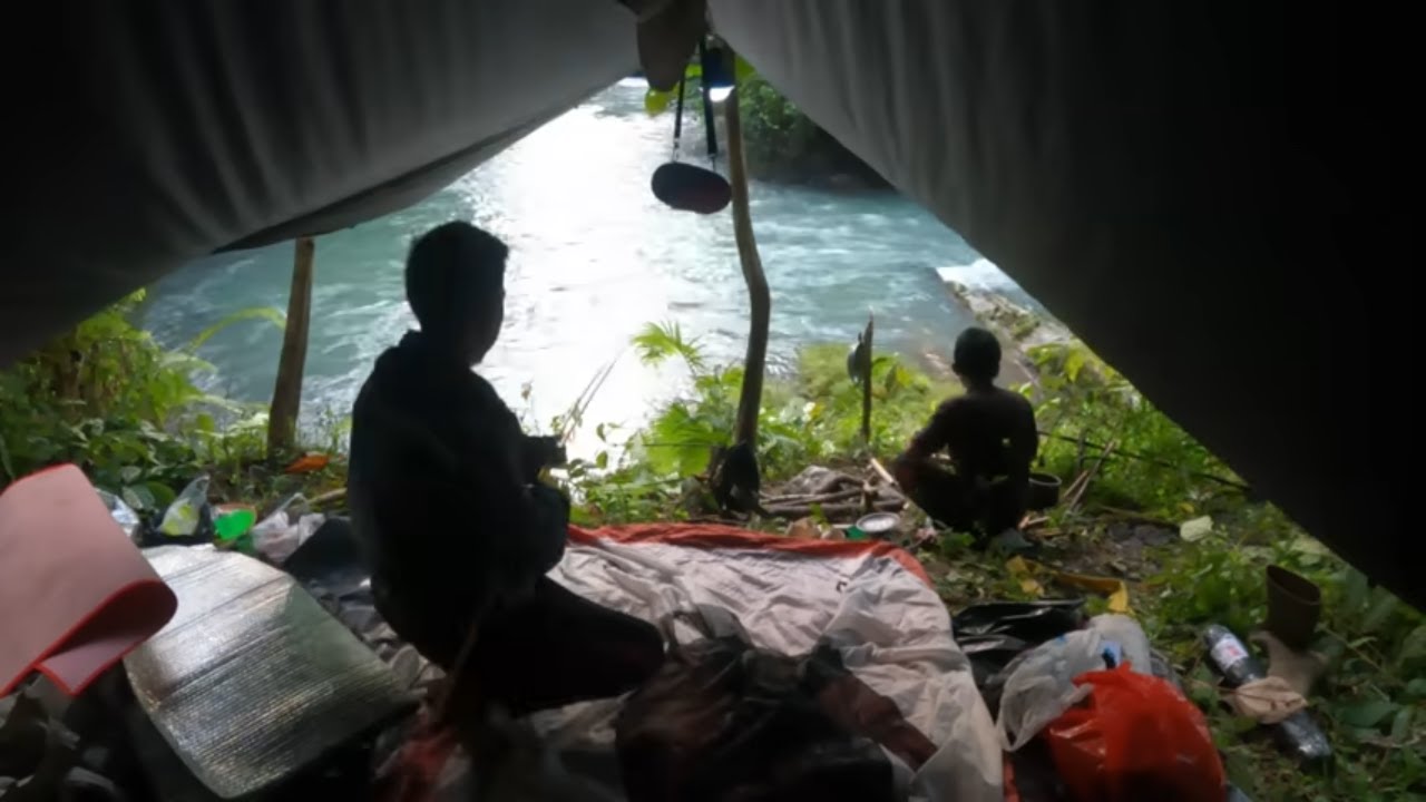 Mancing dan Camping Musim Penghujan Tidur Di Hutan Camping Overnight