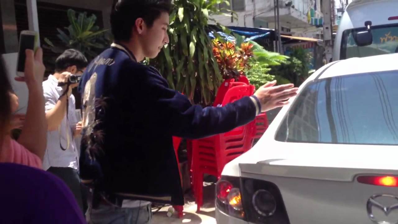พี่โน่ออกมารับริทงานขึ้นบ้าน