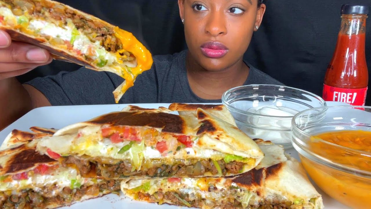ASMR MUKBANG ДОМАШНЕЕ TACO BELL CRUNCHWRAP SUPREME + ОСТРЫЙ СЫРНЫЙ СОУС NO TALKING 먹방 EATING SHOW