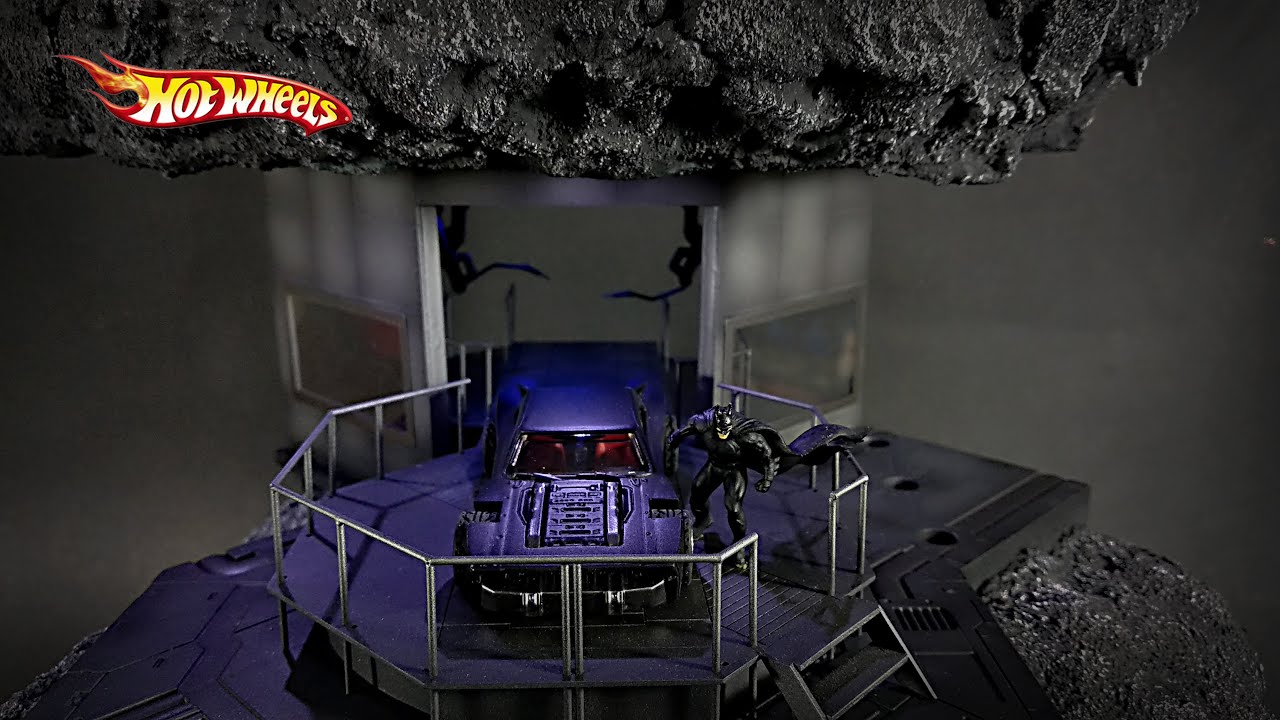 2020 BATMOBILE BATCAVE DIORAMA