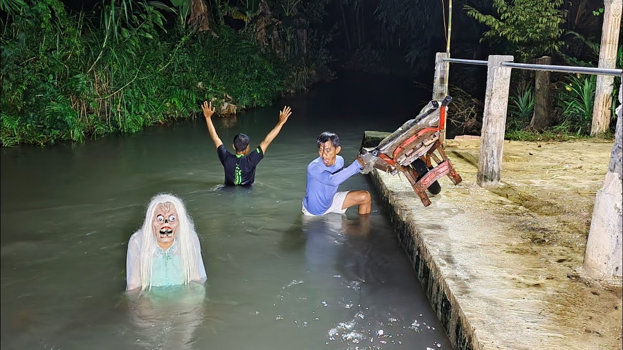 Nenek Usil Menyeramkan || Prank Nenek Gayung Mandi Di Kali || New Ghost Prank 