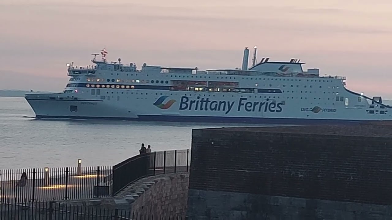 Shipping In The Solent Various Dates April 2025