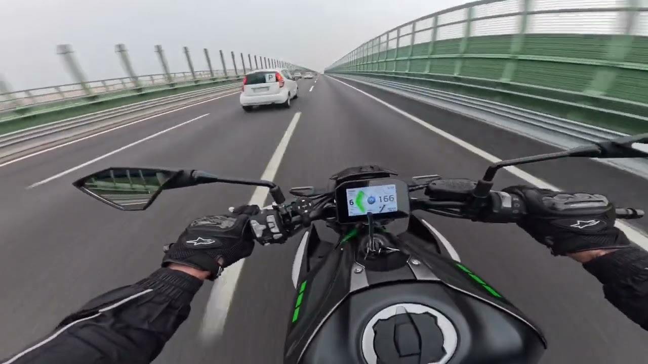 200 km/h  on the autostrada with kawasaki z900 2025