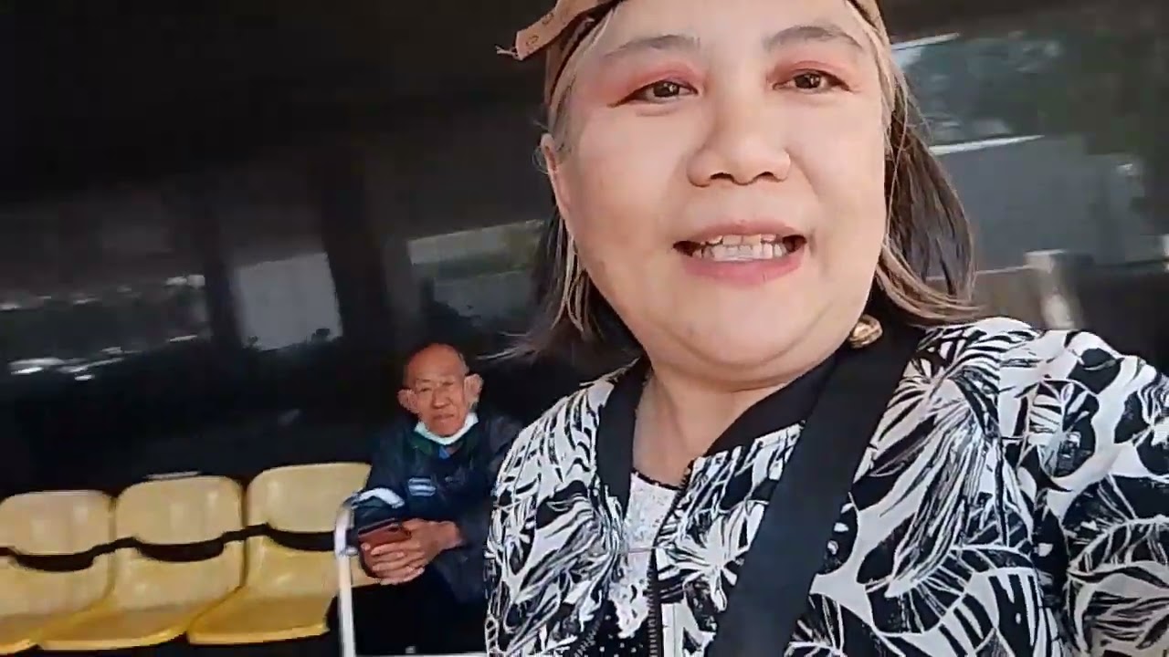 มื้อนี้คุณยายมูนอยากไปเที่ยวตลาดนัดจ้า สาวสว่างคนอีสาน