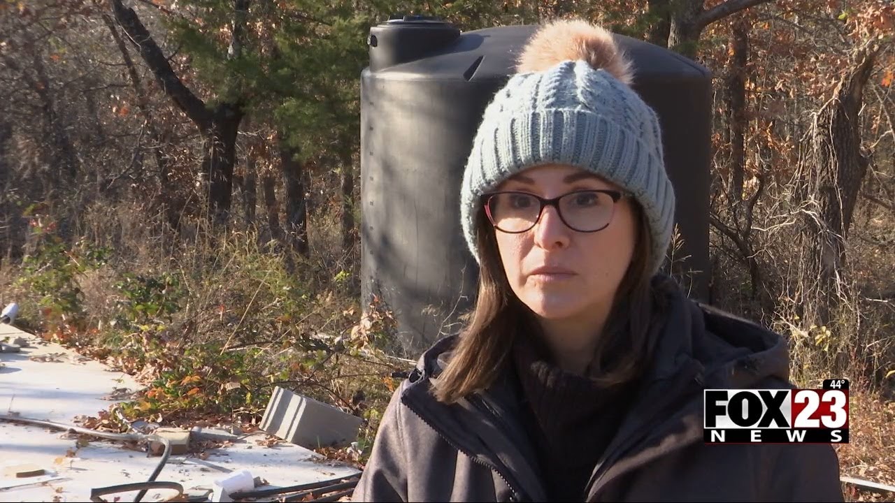 Видео: Женщина, разыскивающая украденный крошечный домик, объясняет, как это осложняет ее судебну...