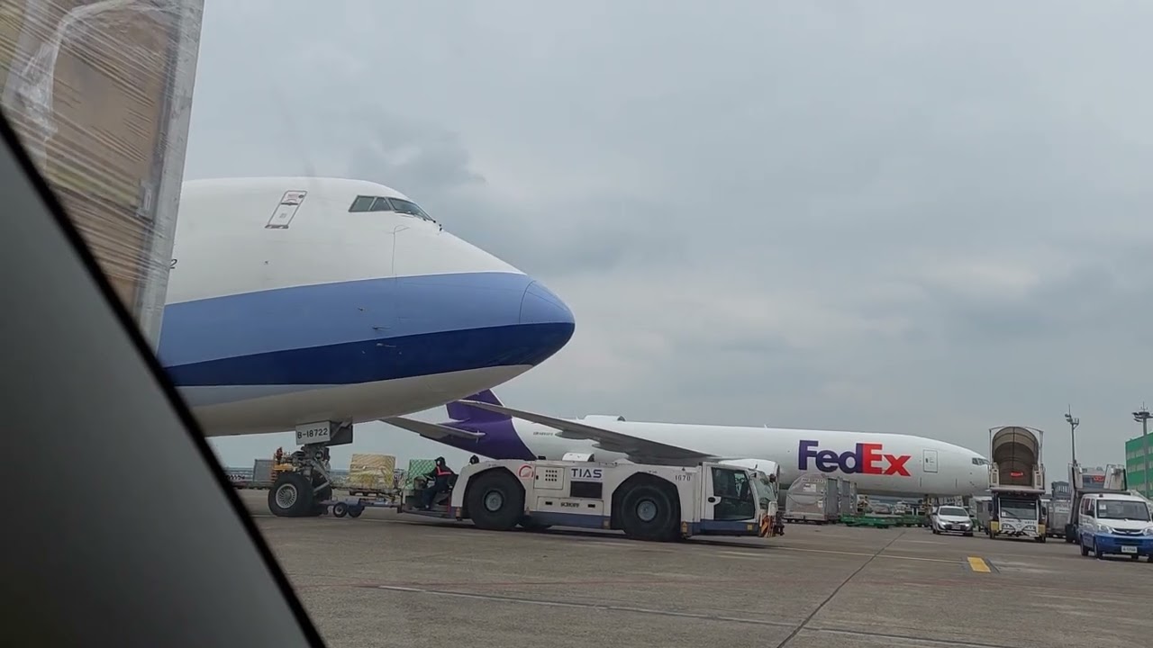 飛機後推 華航 B-18722