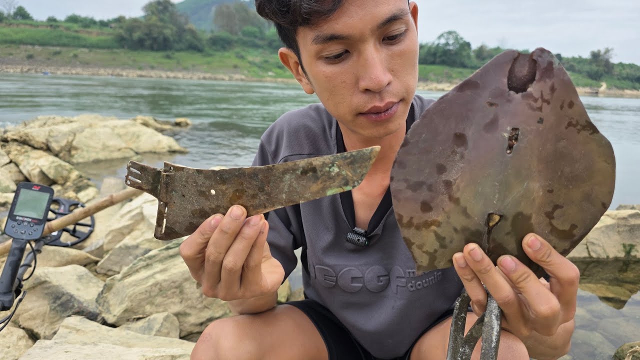 Phát Hiện Chiếc Mũi Cày Bằng Đồng Hơn 2000 Năm Tuổi, Một Con Qua Hình Thang Và Một Miếng Kim Loại Lạ