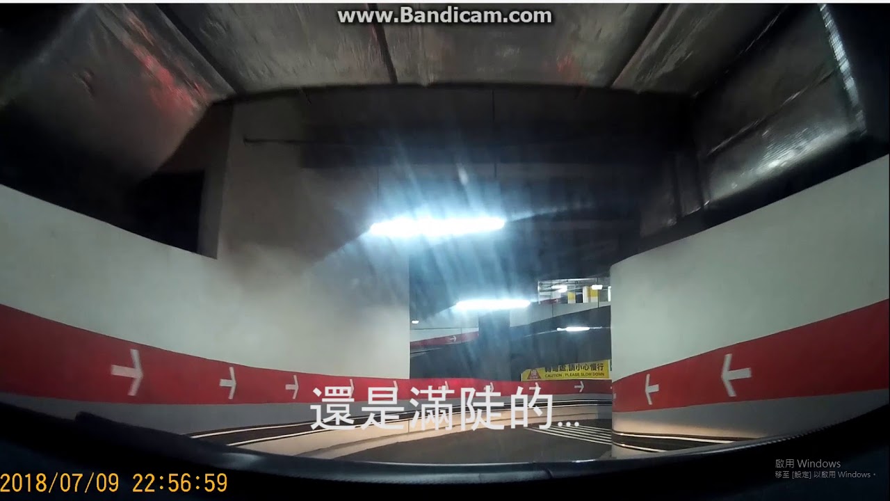 聽說是北部最難開的賣場？三重蘆洲五華家樂福停車場
