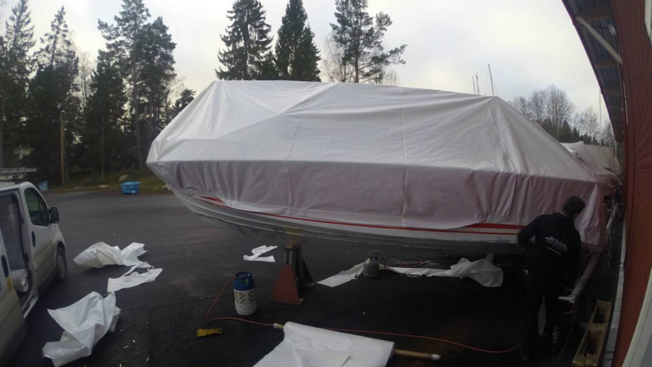 T&auml;ckning av en liten motorb&aring;t med krympplast. www.wrap-it.se
