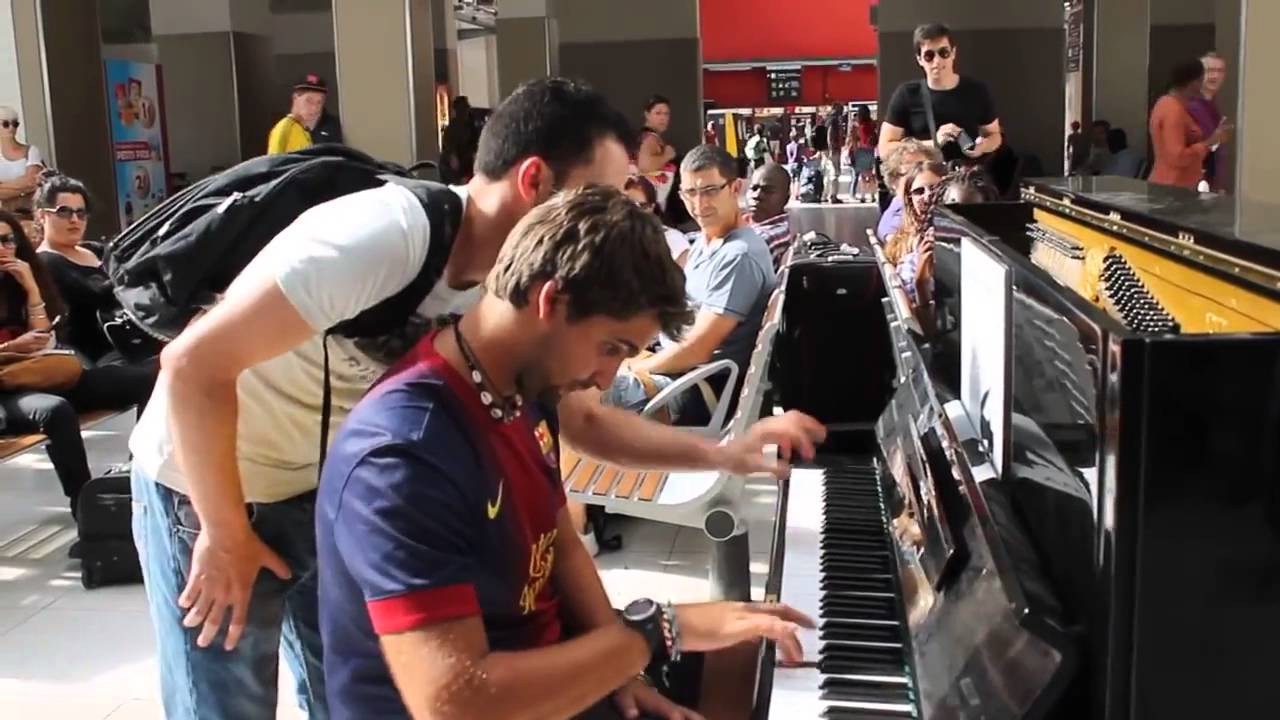 Màn song tấu piano của hai người đàn ông xa lạ gây sửng sốt   Văn hóa   Dân trí