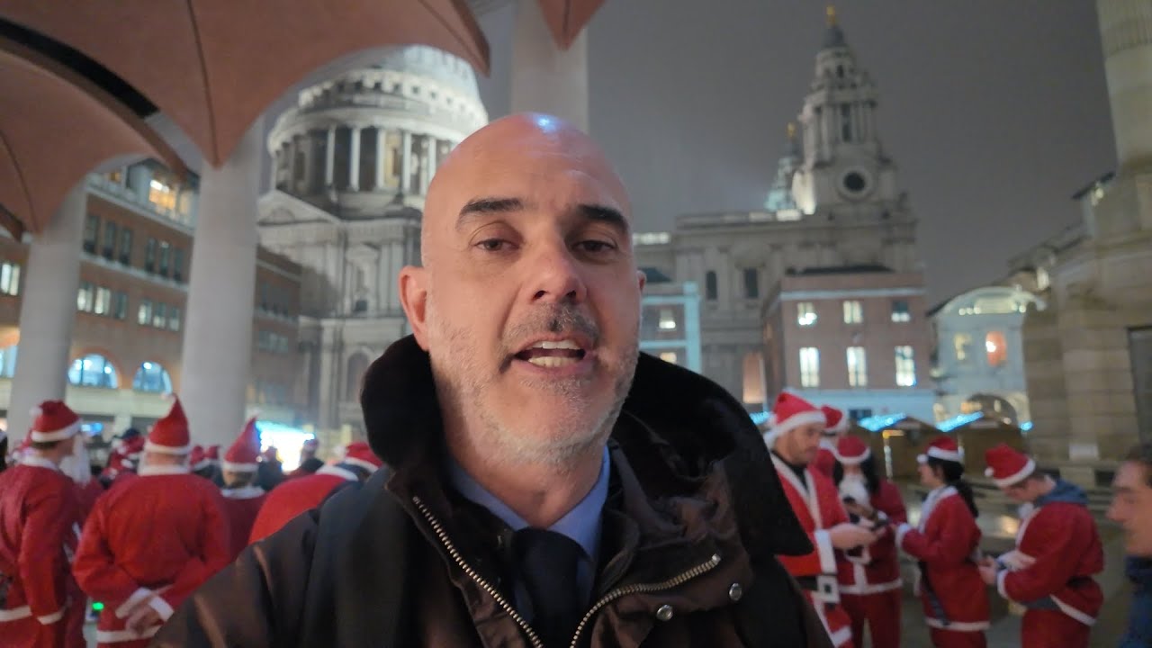 1, 10, 100 e più Babbi Natale, tutti di corsa per le vie di Londra.