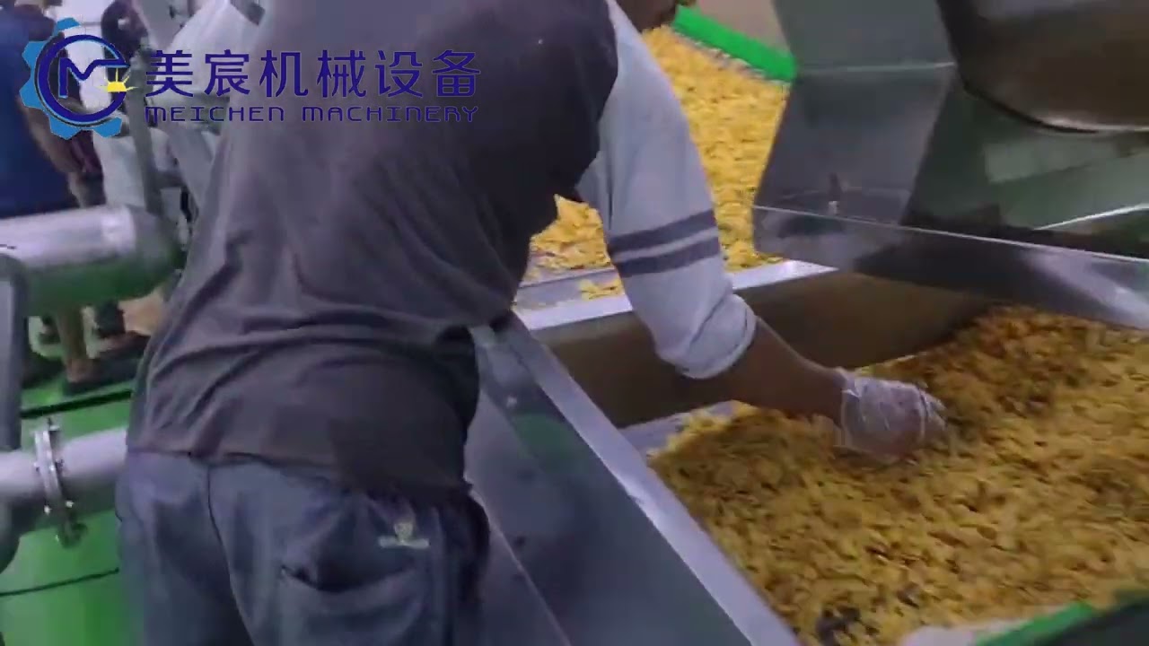 Automatic weighing and spray flavoring system for fried snacks customization machinery