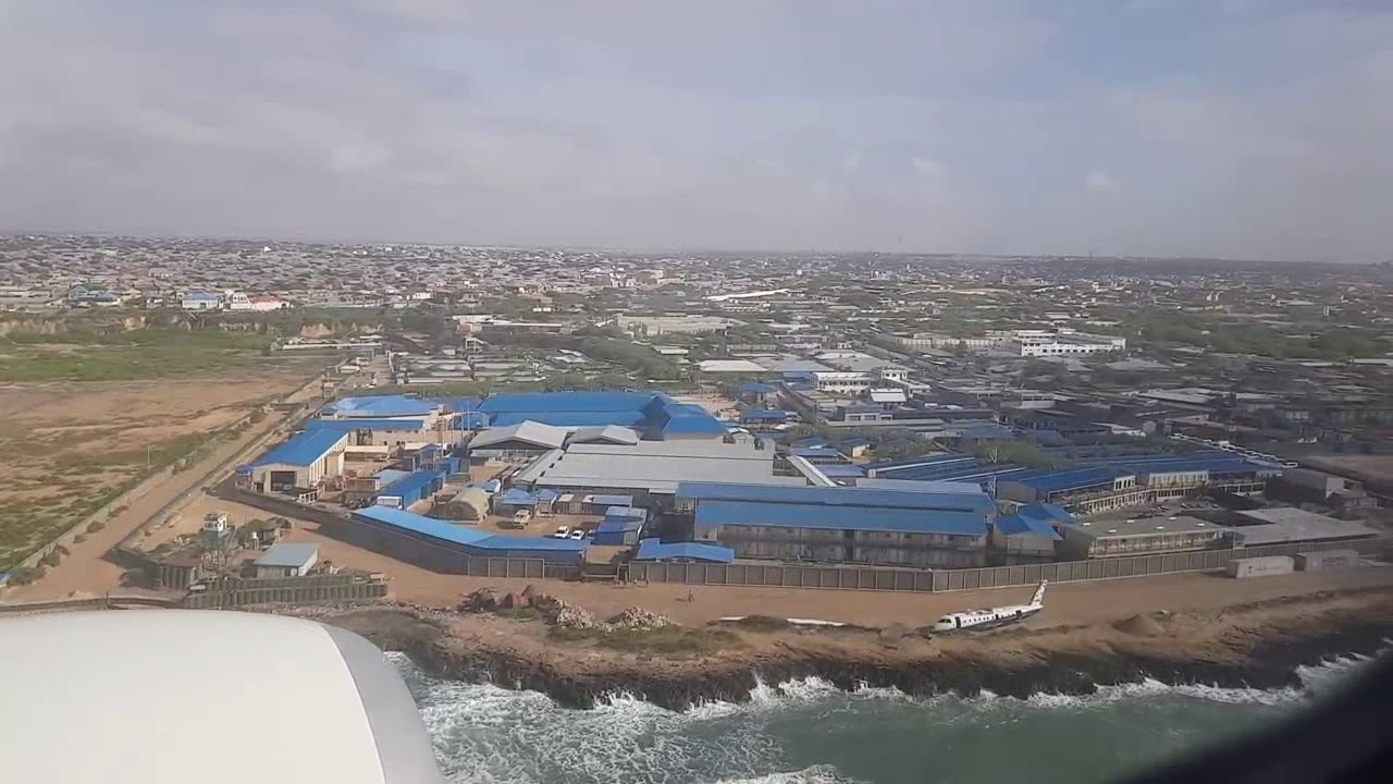 الهبوط الي مطار ادم عدي مقديشو جديد 2017