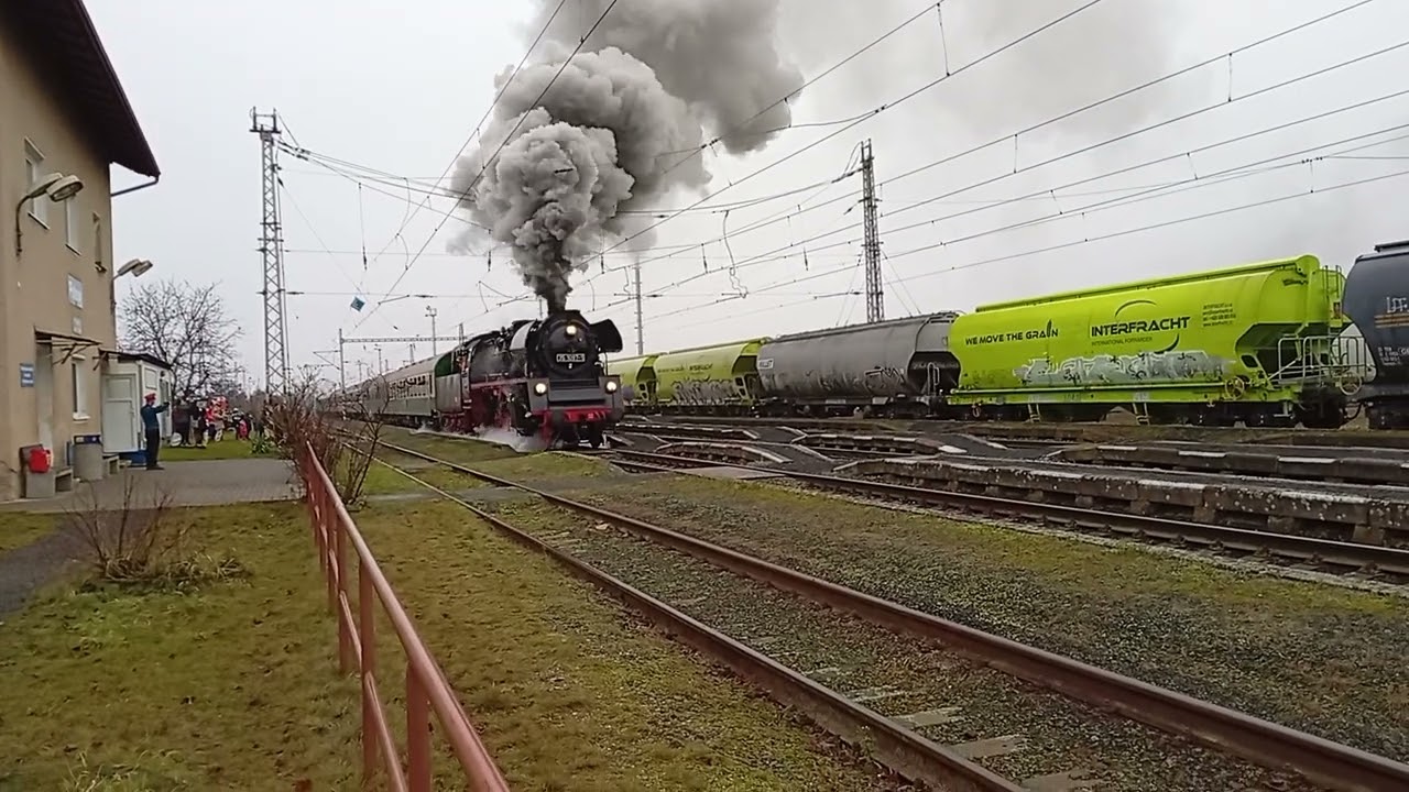 Dampfzug Weihnachtskomet Dresden - Prag mit Dampflok 35 1097-1, Abfahrt Bahnhof Polepy, 13.12.2025