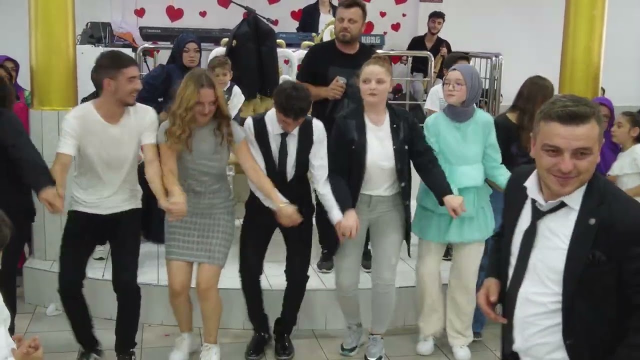 ÇAY İÇMEYİ BIRAK FİKRET HOCA...KALK DA BİZİM DÜZKÖY HORANINI ÇEK..