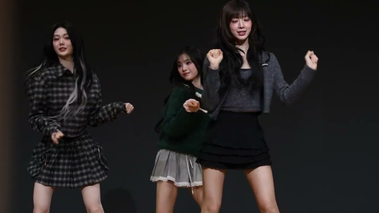 tripleS 251221 본아카데미홀 팬사인회 무대 『Christmas Alone 』 트리플에스 지연 4K 직캠 JiYeon