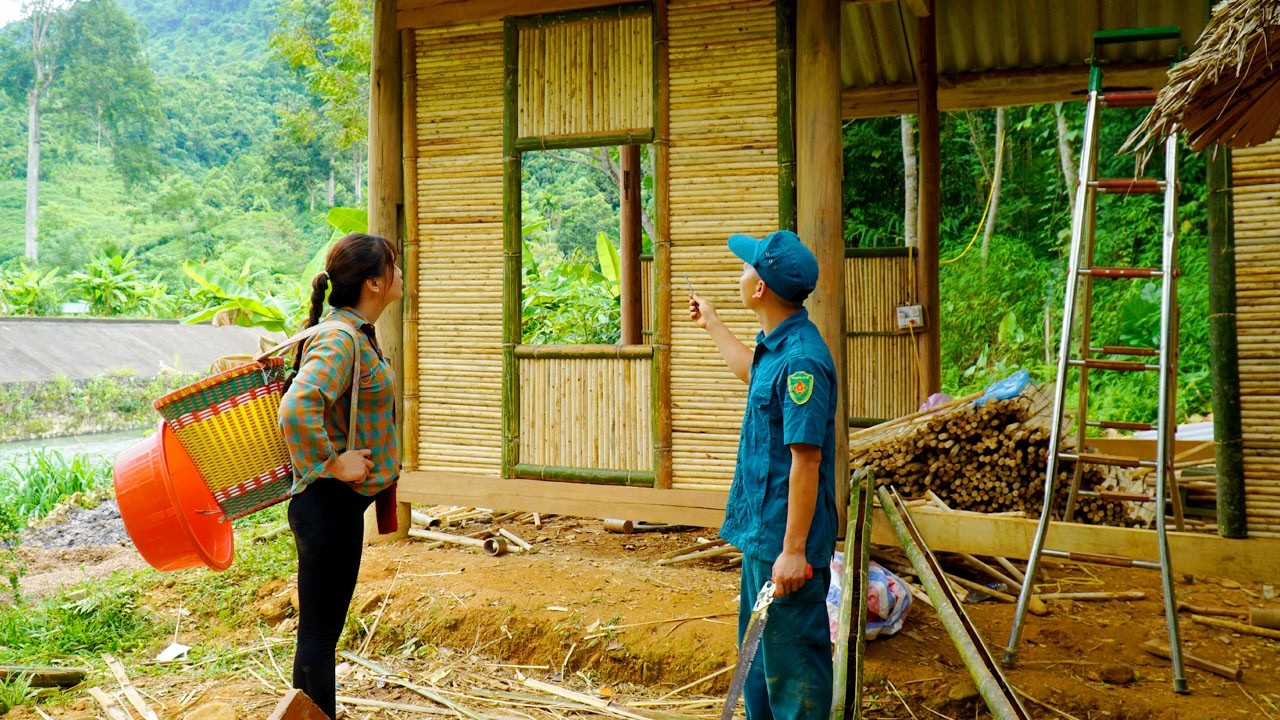 The police officer and his 20-year-old single mother built a wooden house and caught a giant fish