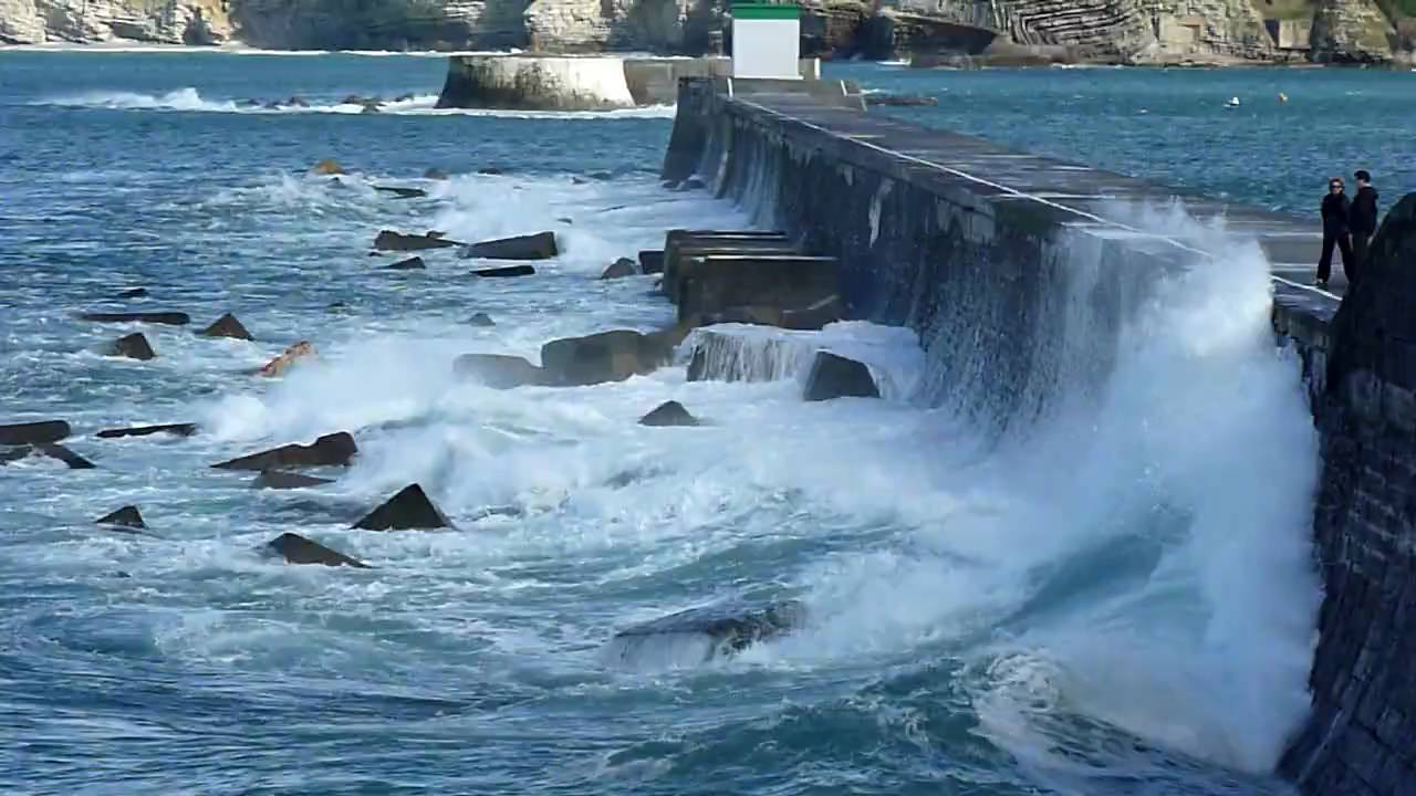 Vague sur la digue de Socoa -HD