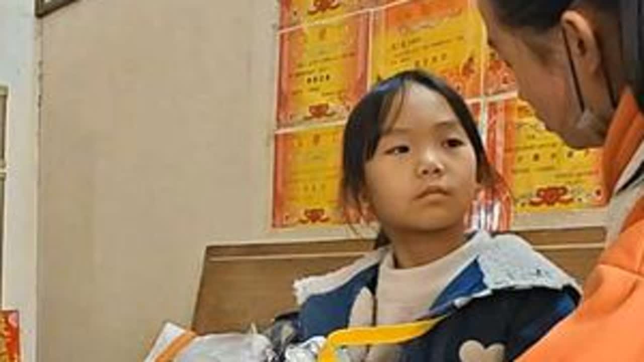 一对乖巧可爱的姐弟，两年前，他们的父亲因故离世，姐弟俩由年迈的爷爷奶奶照顾。希望我们每个月的到来能带给他们一丝温暖与鼓励。