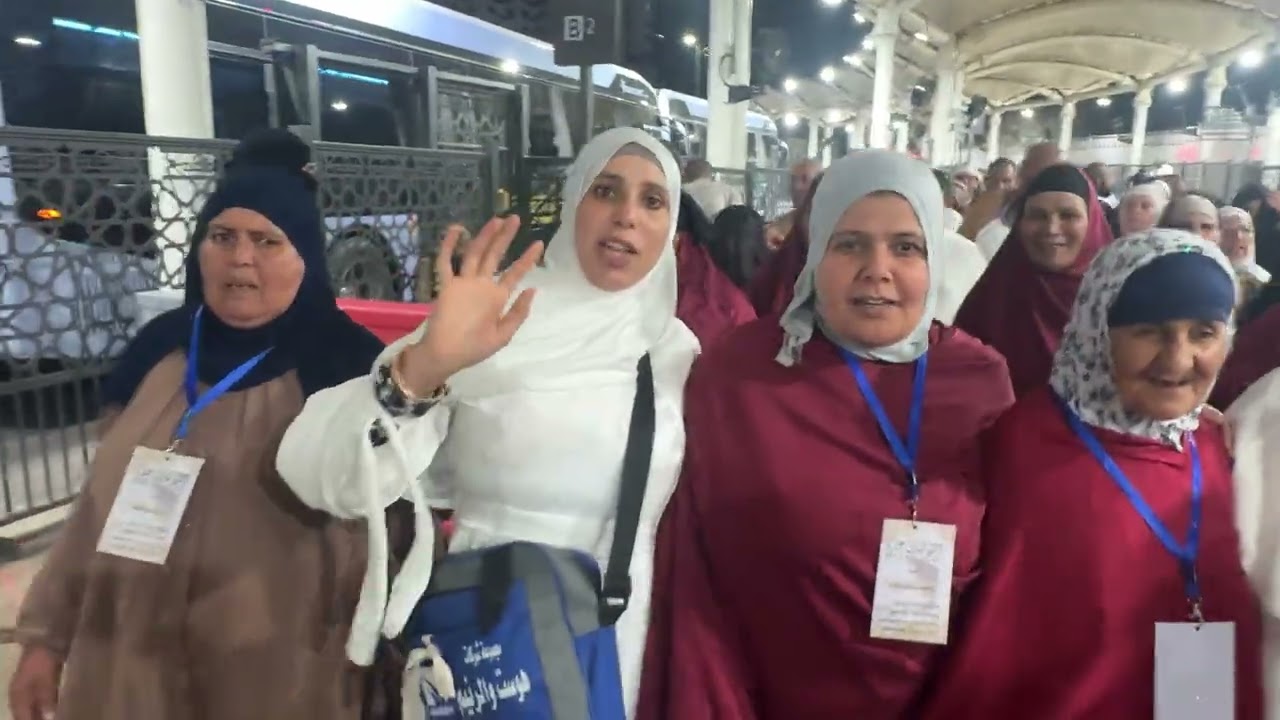 🕋لحظات رهبةوفرحة🤍معتمرينا من الباص الأول والثاني الآن في طريقهم للدخول إلى الحرم لأداء مناسك العمرة🥹