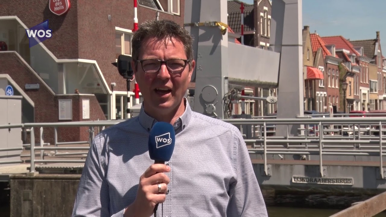 Brugdek in Maassluis stort naar beneden