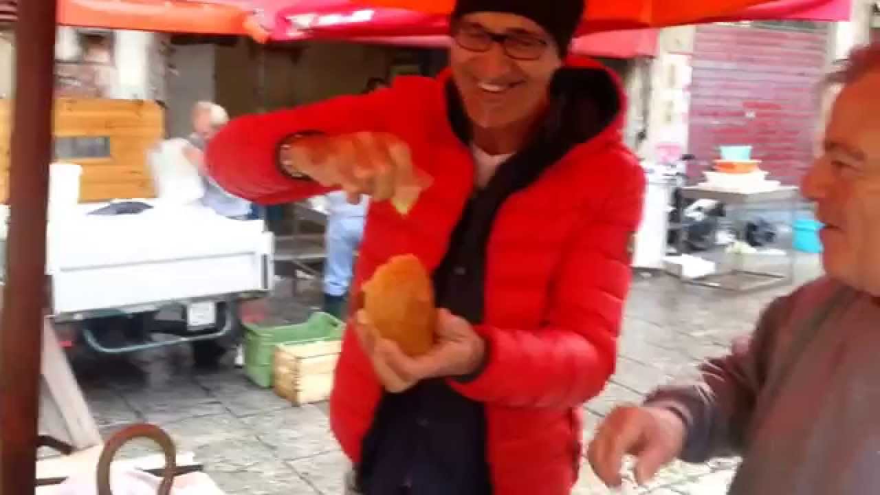 L'attore Renzo Sinacori impara a fare il panino c'