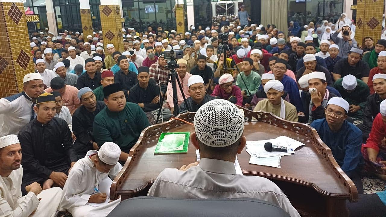 🔴 UAI LIVE : 18/01/2024 Kuliyyah Maghrib Perdana & Soal Jawab Agama - Ustaz Azhar Idrus