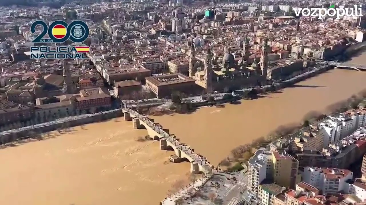 Impresionante imagen a vista de pájaro del Ebro a su paso por Zaragoza