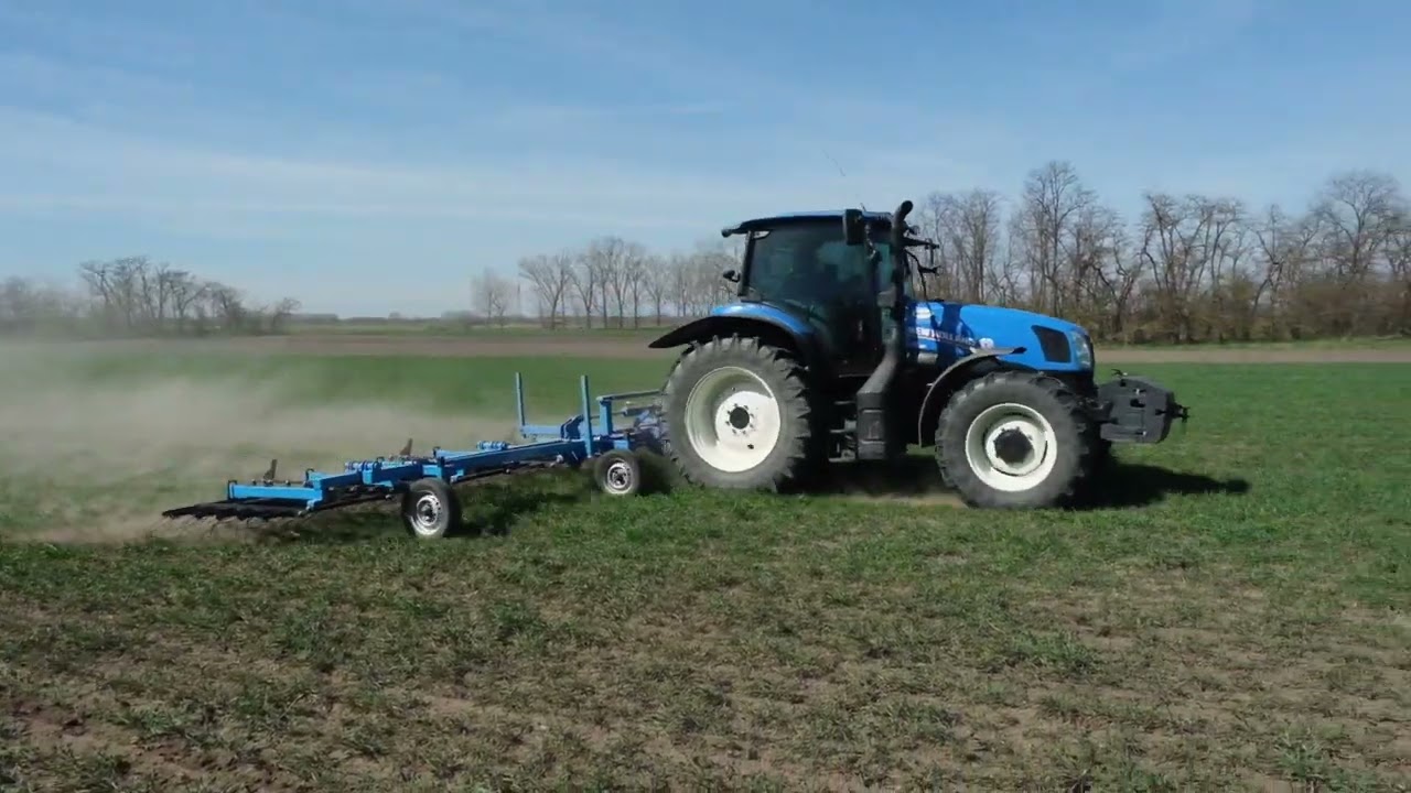 Gyomfésű (9,6m) munka közben + New Holland T6.155