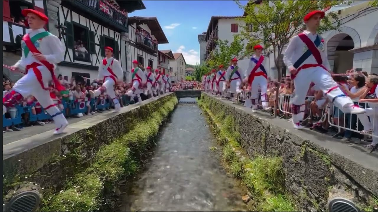 En Lesaka tambi&eacute;n celebran sus Sanfermines y los dantzaris bailan el &lsquo;zubigaineko&rsquo;
