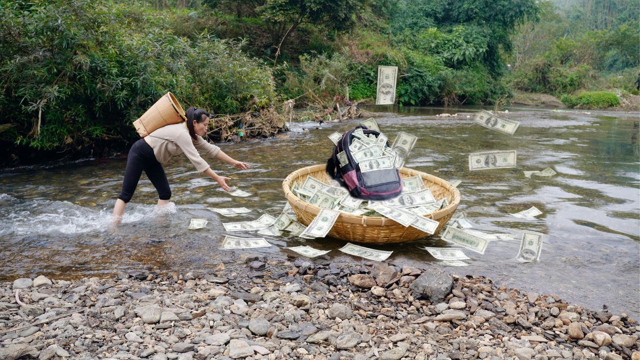 The poor girl scavenging for trash found a small backpack containing a lot of money