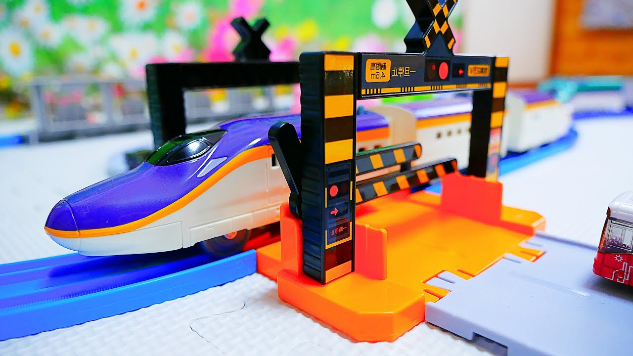 プラレール E8系つばさ＆トミカアーチ踏切セット 車両＆レール＆情景が揃ったオールインワンセット！新登場Ｓ字レールにトミカと連結できる踏切も付属していて実際の山形新幹線のワンシーンを再現できる