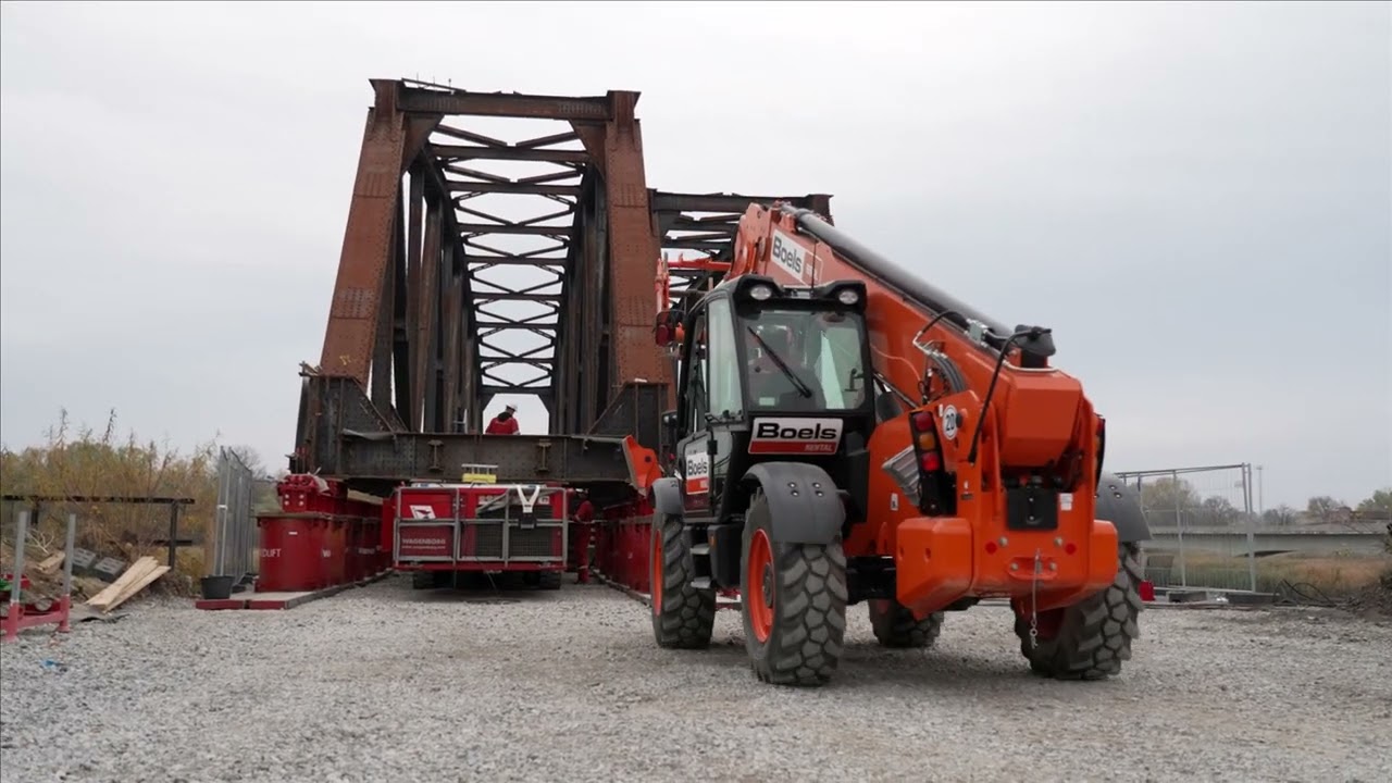 Ausschwimmen alte Eisenbahnbrücke Küstrin - Wagenborg Nedlift