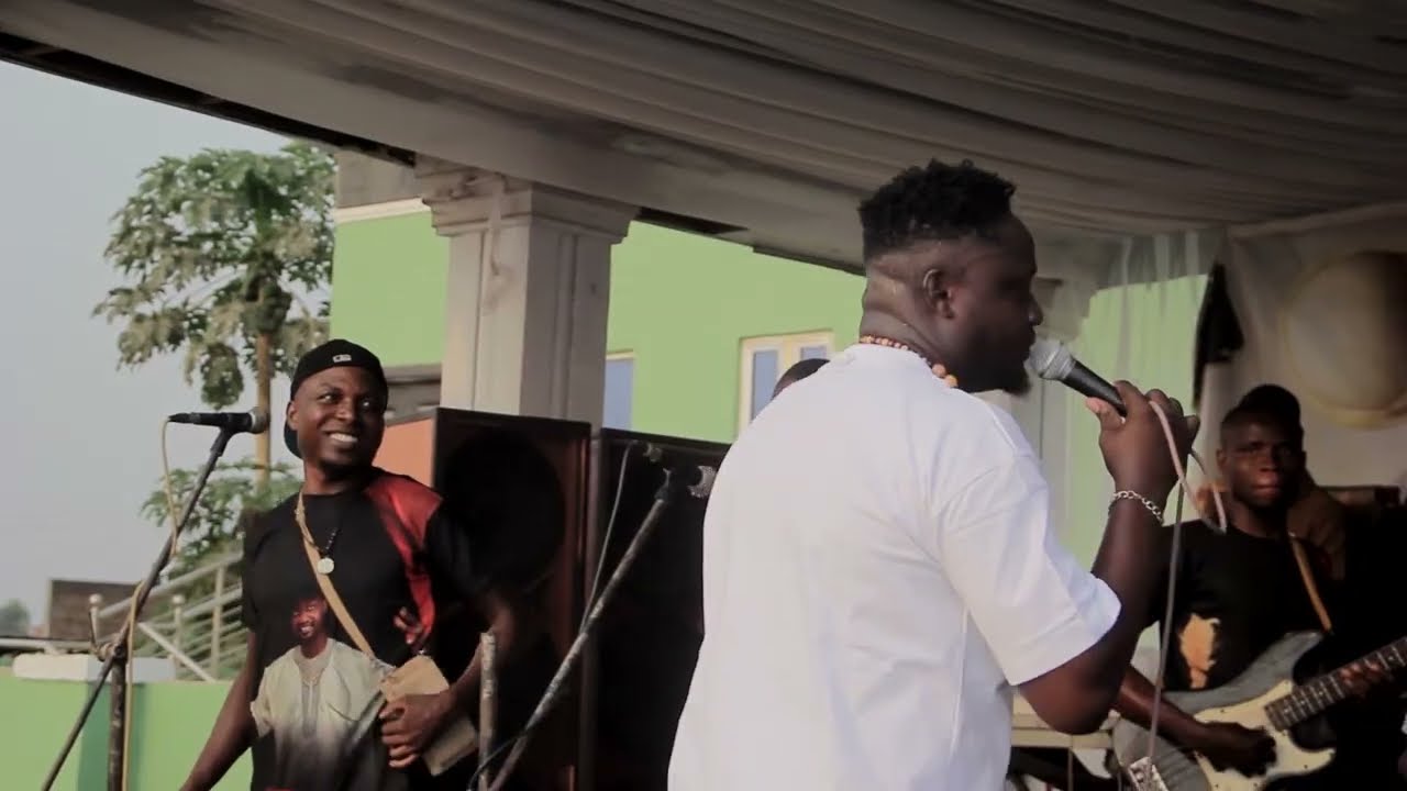 W for owotor live on stage